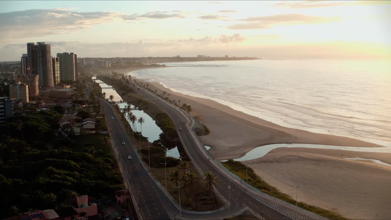 Vista aérea de avenida costeira